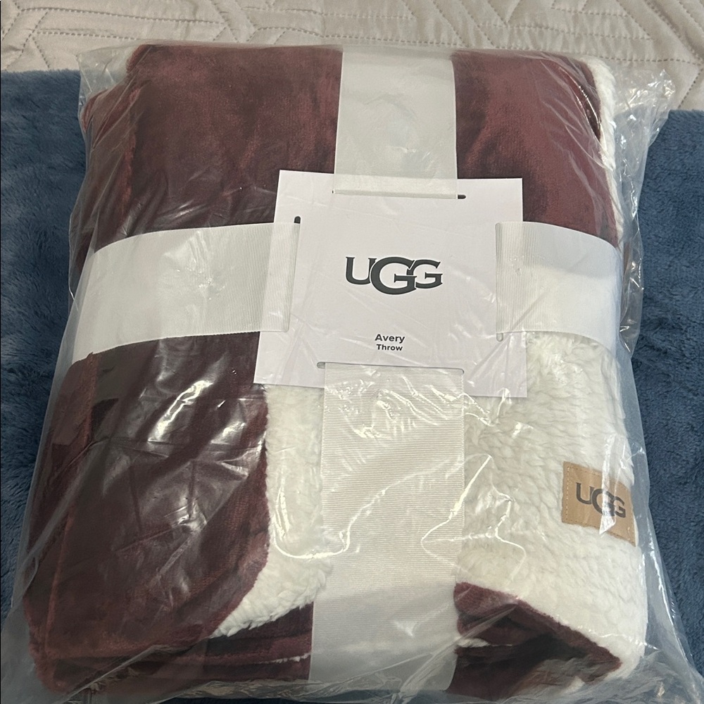 UGG Maroon and Cream Plush Throw, NEW sealed bag - Picture 5 of 7
